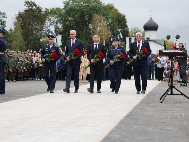 Мемориальный комплекс защитникам Отечества открыли в Псковской области