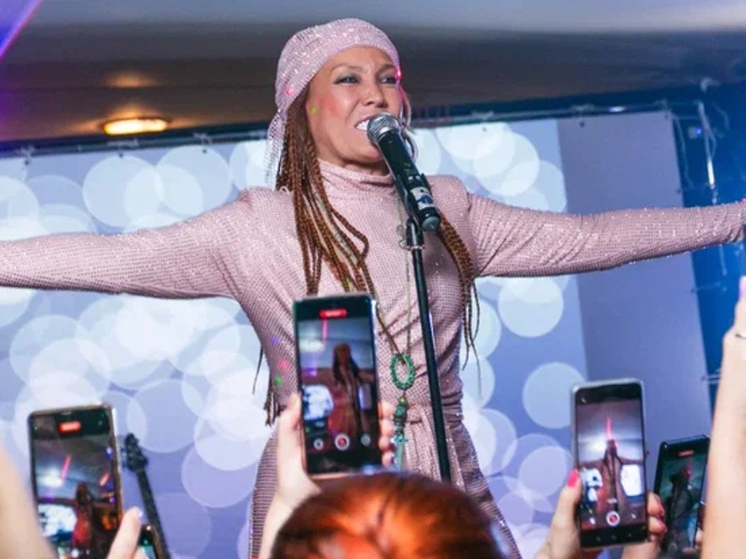 Исполнительница хита «Твоя улыбка» зажгла на юбилее «На-На»