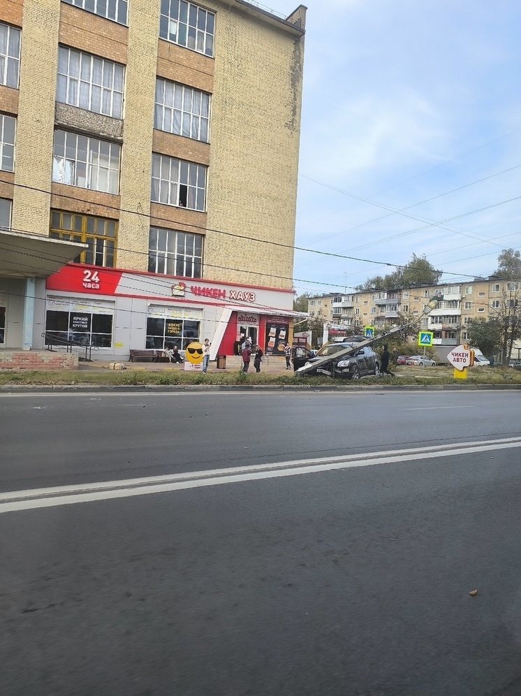 В Пролетарском районе Твери серьезное ДТП: авто повалило фонарный столб у «Чикен Хауза»