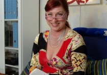 Телесваха Роза Сябитова посоветовала россиянкам не ждать зрелости и хватать здоровых и богатых мужчин в молодости, потому что потом это будет сделать сложнее, сообщает портал Teleprogramma