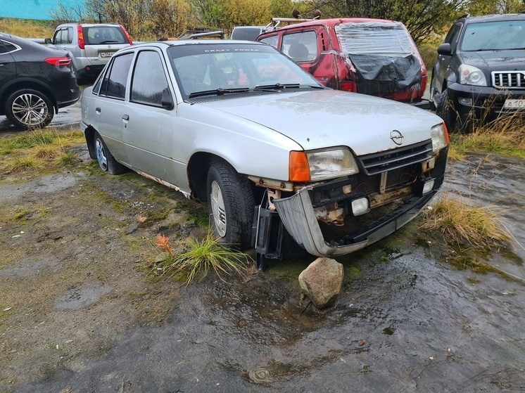 Два брошенных автомобиля убрали в Печенге, владельца еще одного ищут