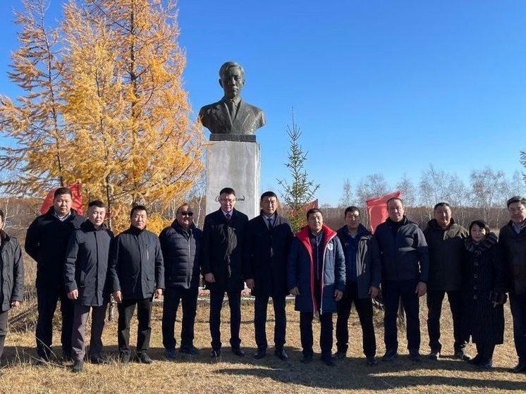 В Черкехе почтили память Платона Ойунского в честь Дня государственности Якутии