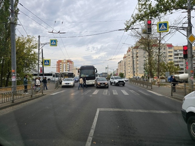В Орле на Раздольной автобус попал в ДТП