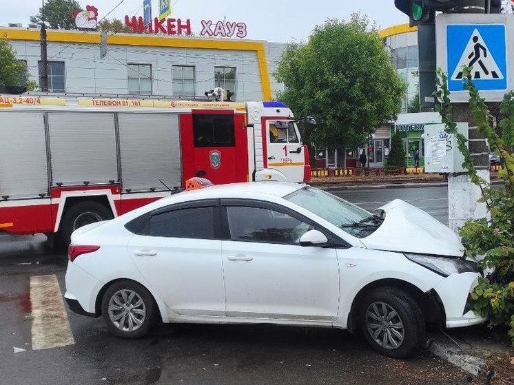 В Твери автомобиль такси врезался в мачту освещения