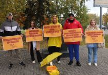 В День дошкольного работника, 27 сентября, молодые представители партии «Справедливая Россия — За правду» в Алтайского края публично потребовали поднять зарплату дошкольным работникам. Молодежь провела акцию протеста на площади Победы в Барнауле.