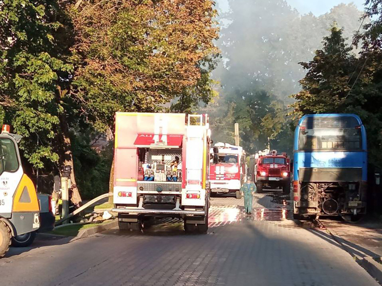 Калининградские пожарные потушили горящую пристройку в Гурьевске