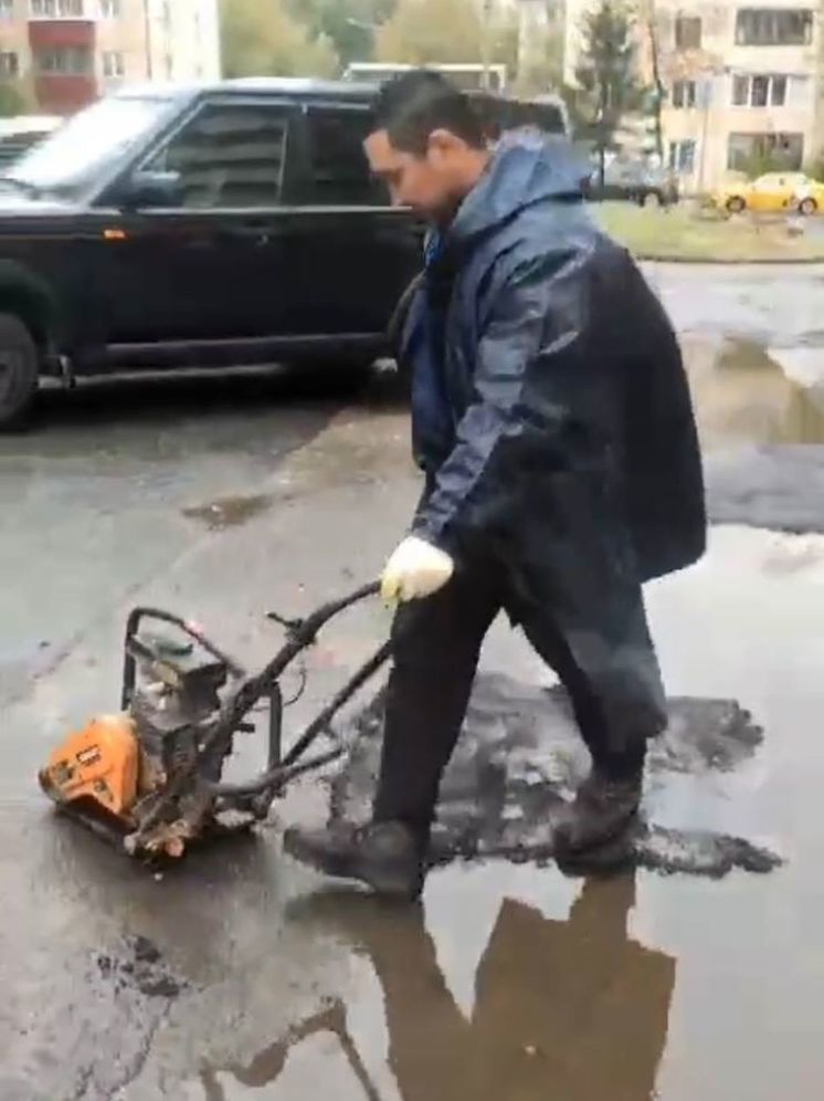 В подмосковном Солнечногорске в дождь укладывают асфальт