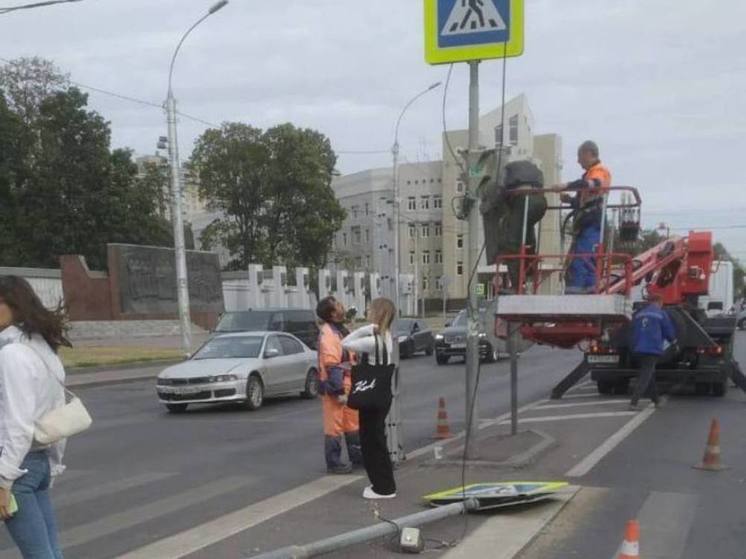 В липецкую больницу попала девушка-пешеход, на которую рухнул светофор