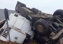 Оба водителя скончались на месте после столкновения грузового автомобиля Volvo и легкового Nissan Tiida, которое произошло утром 28 сентября на федеральной трассе Чита-Забайкальск недалеко от поселка Дарасун в Карымском районе