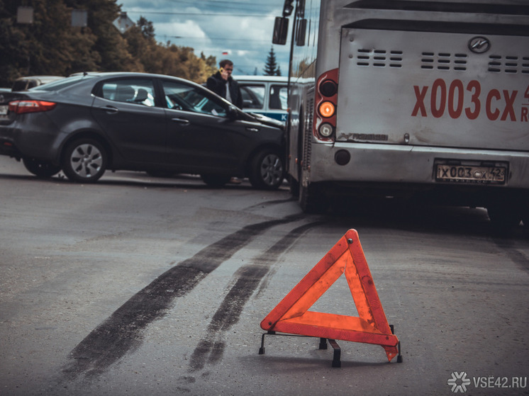 Женщина попала под автобус в Кузбассе