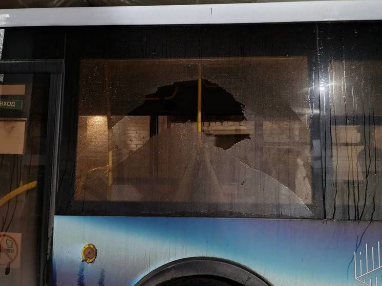 В Мончегорске разбили стекло в автобусе – полиция проводит проверку