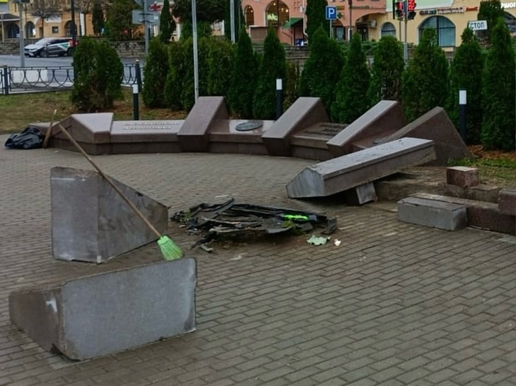 В подмосковном Дмитрове машина протаранила мемориал павшим воинам