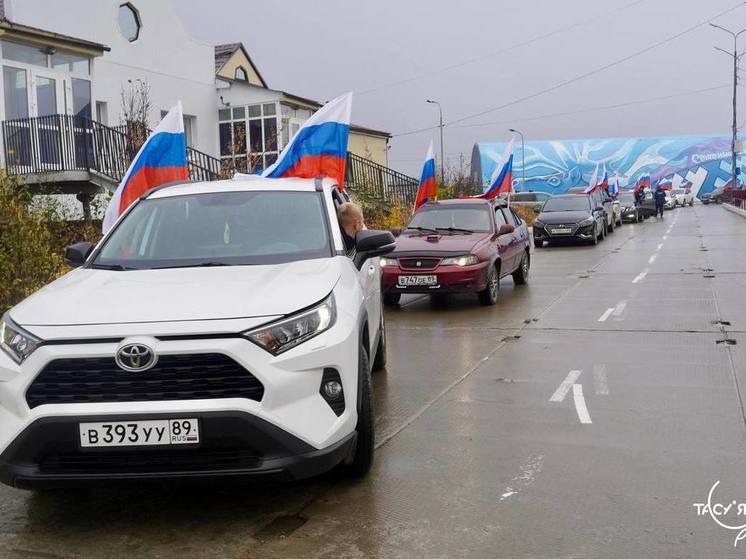 В честь воссоединения России с Донбассом в Тазовском прошел автопробег