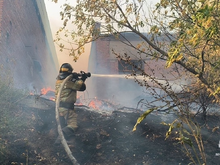 МЧС показало кадры пожара в Ворошиловском районе Волгограда