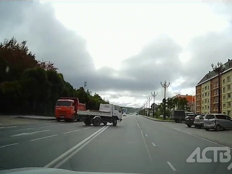 Водитель грузовика едва не устроил аварию в Южно-Сахалинске