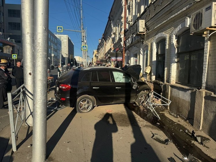 В центре Саратова внедорожник врезался в стену, водитель погиб