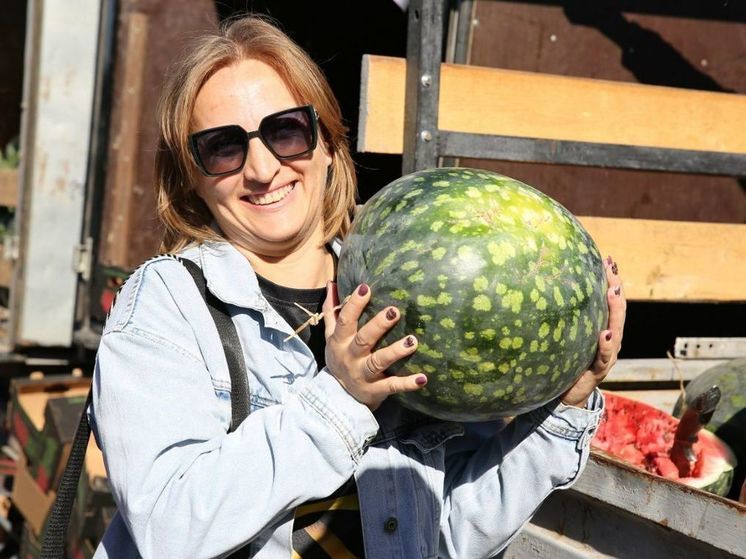 Астраханцам показали арбуза-гиганта