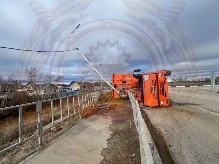 ДТП на Намском тракте: КамАЗ опрокинулся, пострадавших нет