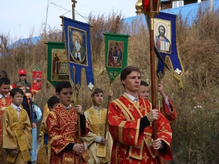 В Екатеринбурге состоялся крестный ход, посвященный началу учебного года