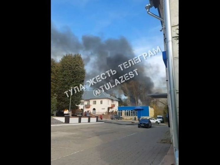 В поселке под Тулой потушили горевшие сараи и гаражи