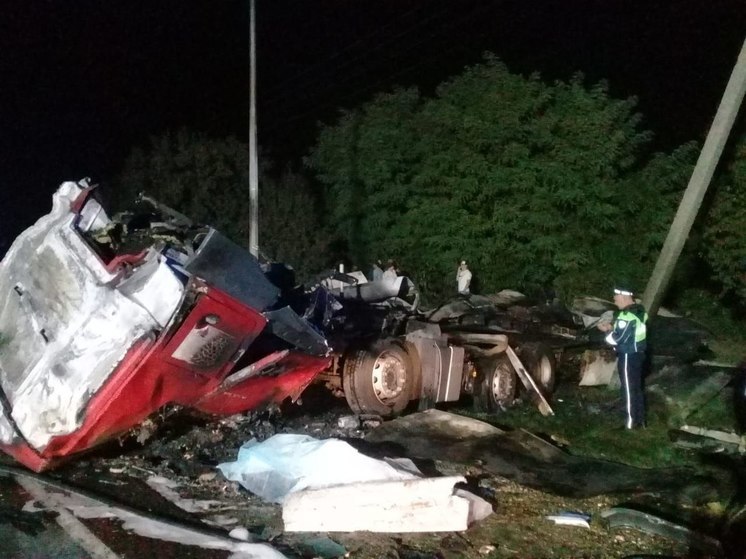 Краснодарский МЦУ: авария в станице Старокорсунской произошла из-за выезда грузовика на «встречку»