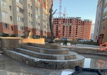 Во время ремонта фонтана в микрорайоне Октябрьский в Чите обнаружились дефекты в чаше, что затянуло выполнение работ