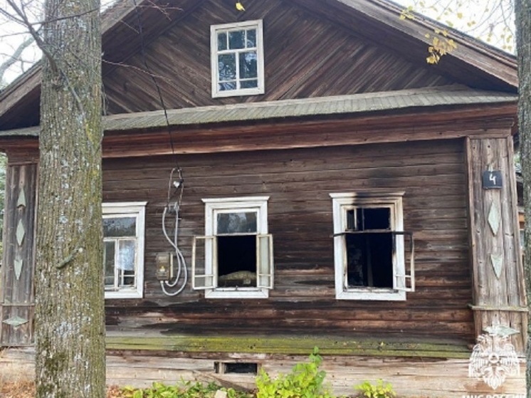 Костромские пожарные отстояли от огня дом в поселке Вохма