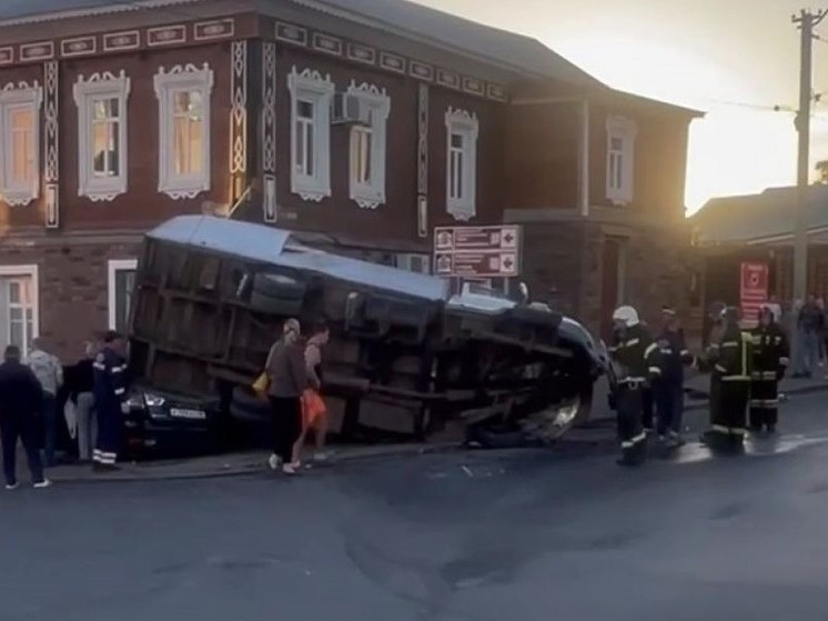 Грузовик упал на легковушку в Липецкой области