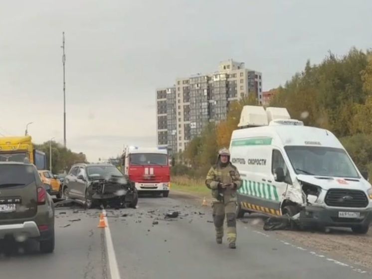 Внедорожник и машина контроля скорости столкнулись на Донинском шоссе