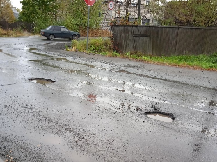 Водителей предупредили о глубоких ямах на Старой Кукковке в Петрозаводске