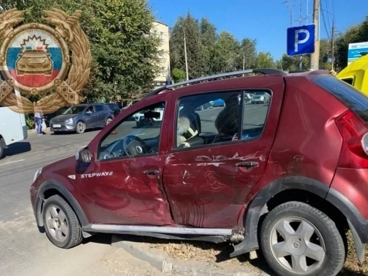 В Энгельсе столкнулись маршрутка и Renault