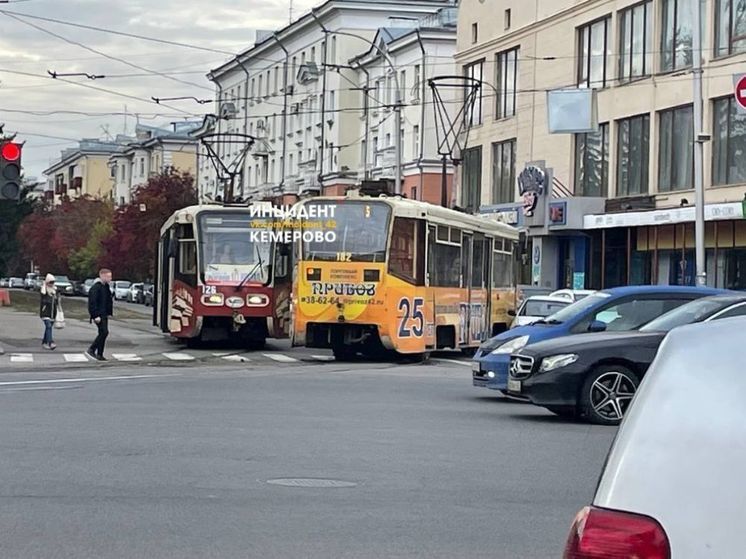 В центре Кемерова трамвай сошел с рельсов