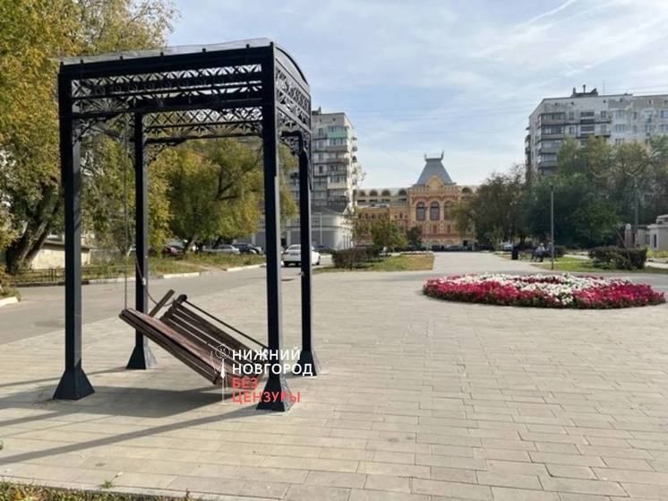 Вандалы сломали качели на Ярморочной площади в Нижнем Новгороде