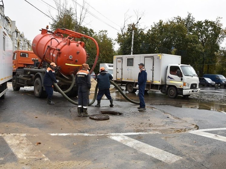 В Калуге продолжают устранять утечку воды на Поле Свободы