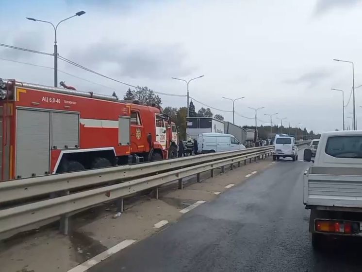 Крупная авария на Дмитровском шоссе с участием большегрузов