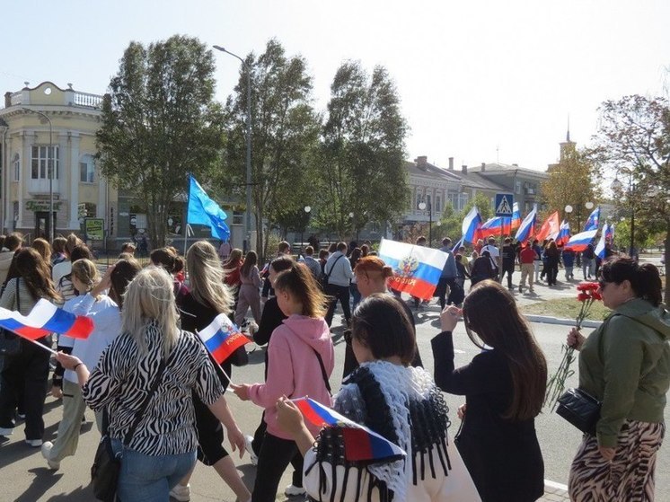 В честь воссоединения с Россией в Бердянске прошло патриотическое шествие