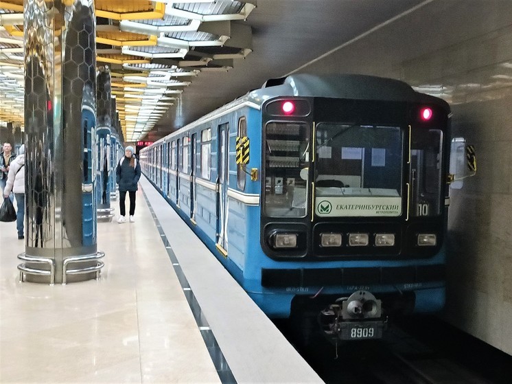 Квадробер в маске кота шипел на пассажиров метро в Екатеринбурге