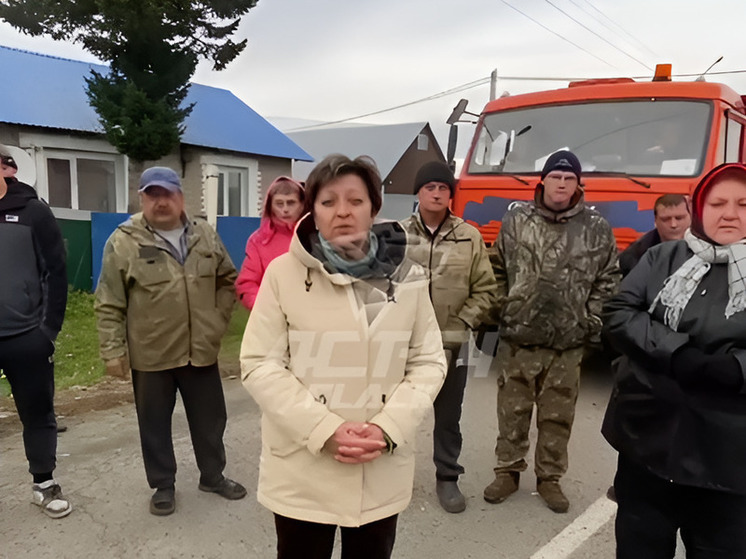 Новосибирцы встали в живую изгородь на пути у самосвалов