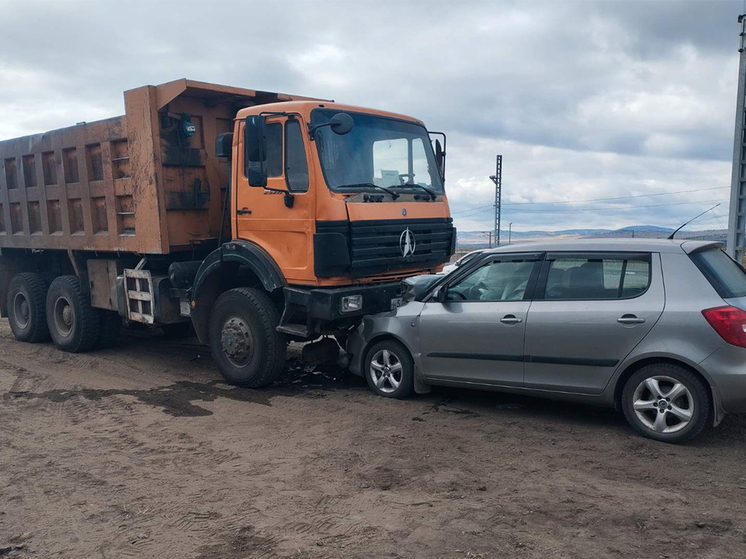 В Бурятии водитель погиб, врезавшись в стоящий на обочине грузовик