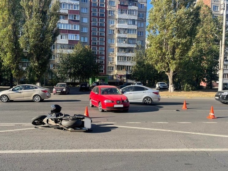 На улице Водопьянова в Липецке столкнулись мотоцикл и легковушка