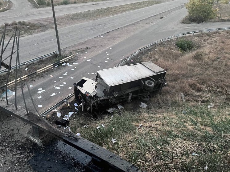 В Макеевке пьяный водитель на грузовике слетел с моста