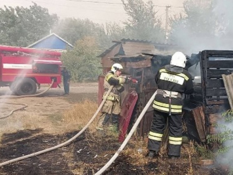 В райцентре Калмыкии горела хозпостройка