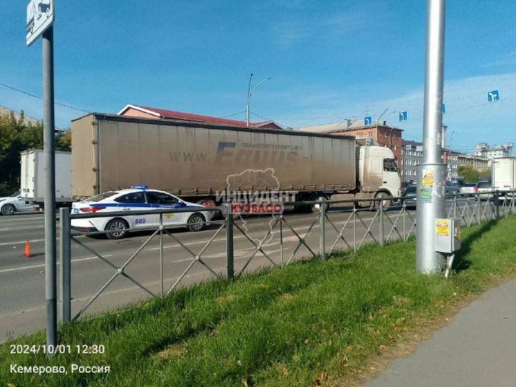 Фура влетела в легковушку на одном из проспектов Кемерова