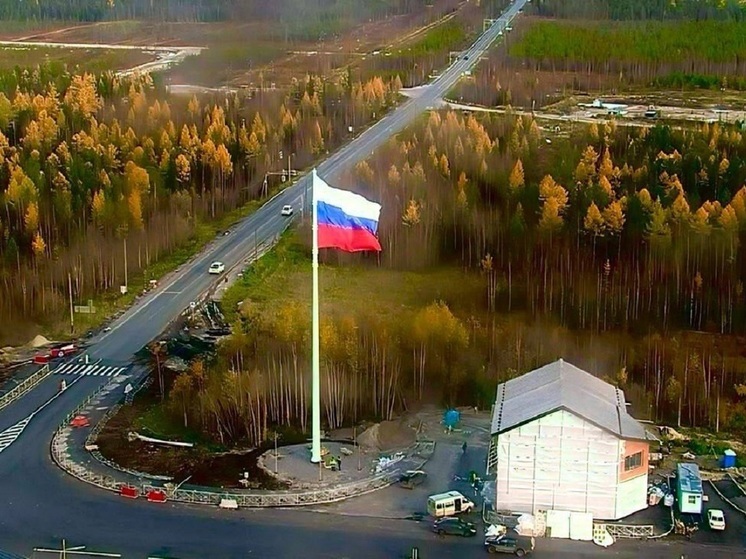 На въезде в ЯНАО на высоте 35 метров подняли флаг России