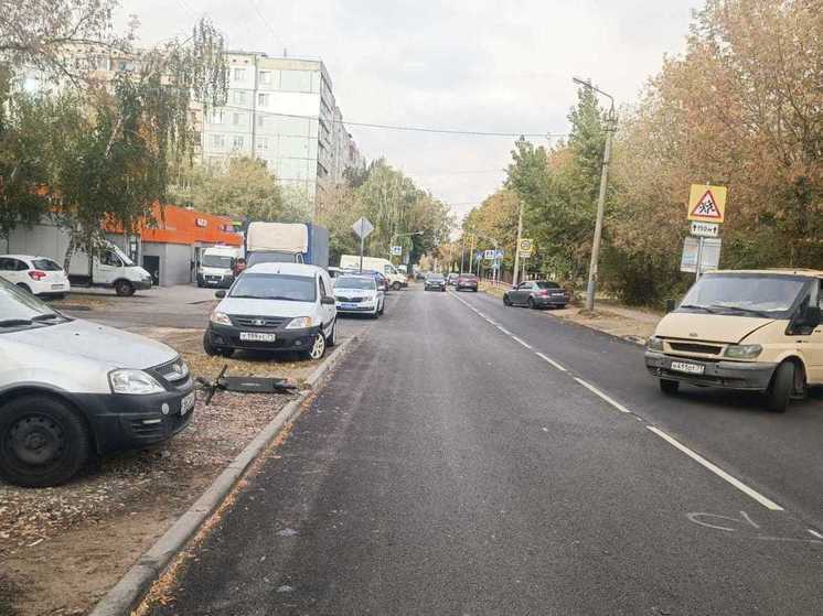 Молодой туляк на электросамокате въехал в припаркованное авто и получил травмы