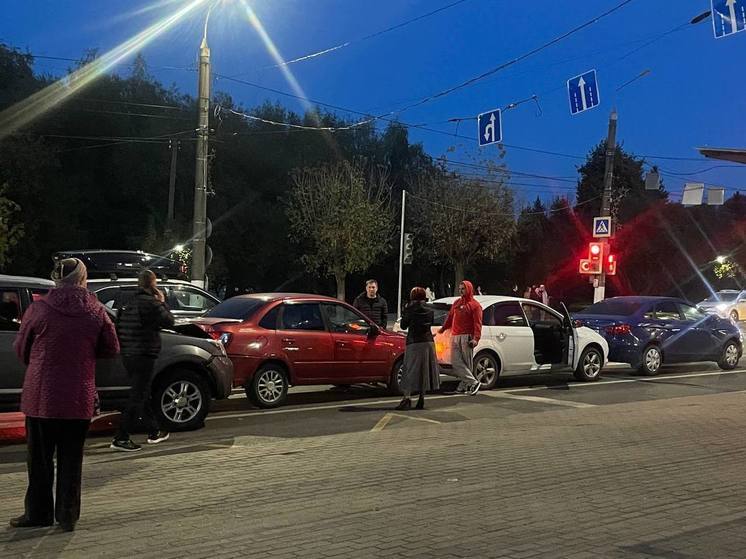 В Твери перед светофором столкнулись четыре автомобиля