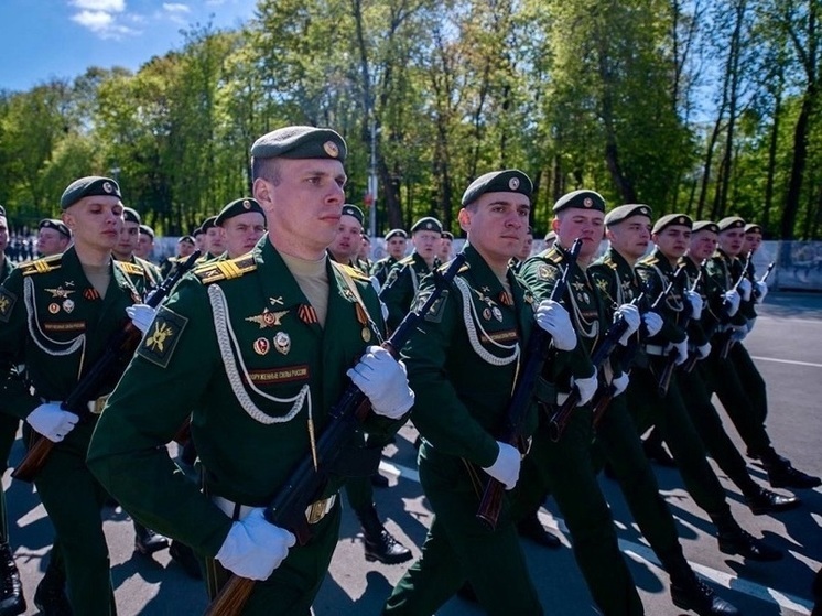 Василий Анохин поздравил военнослужащих и ветеранов Сухопутных войск с праздником