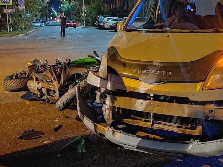 В центре Барнаула столкнулись иномарка и мотоцикл, есть пострадавший