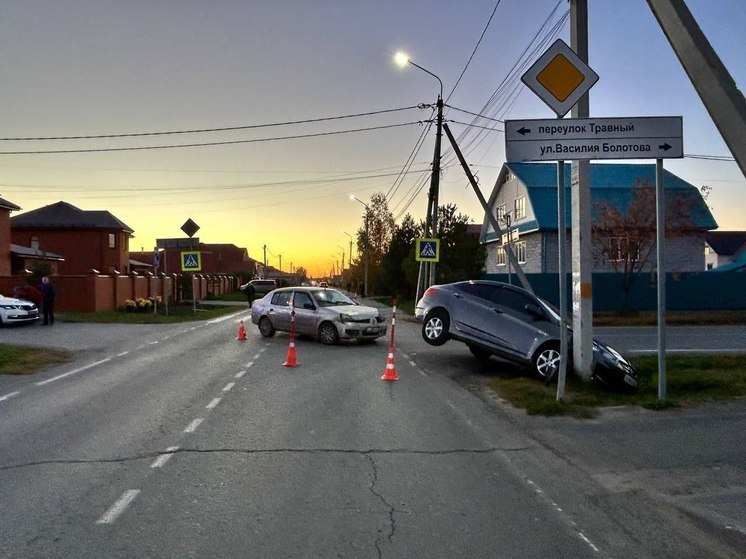 Четыре пассажира, включая двоих детей, пострадали в ДТП в Тюмени