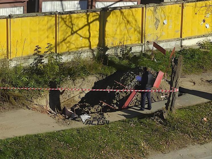 Труп нашли в яме на улице Объединения в Новосибирске